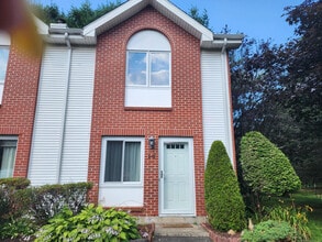 Building Photo - 585 Park Rd