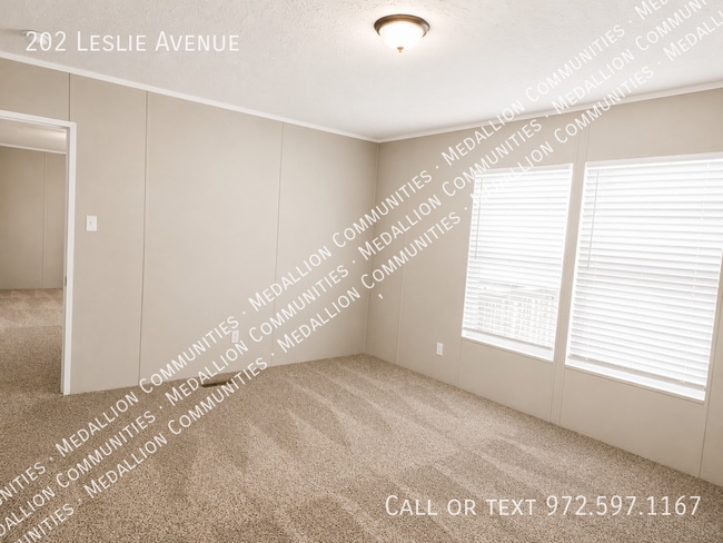 Building Photo - 202 Leslie Ave