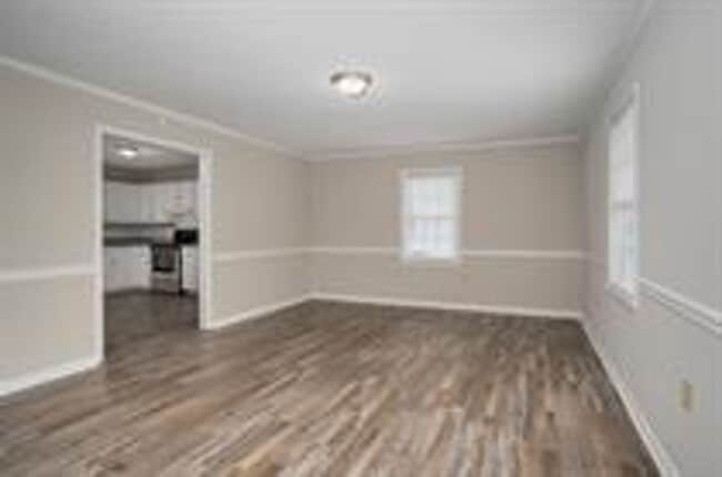 Building Photo - Brick 3 Bedroom 2 Bathroom Ranch
