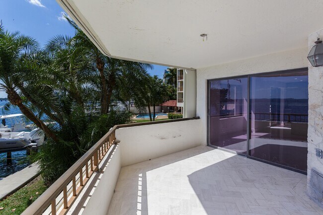 Foto del edificio - 1632 S Bayshore Ct