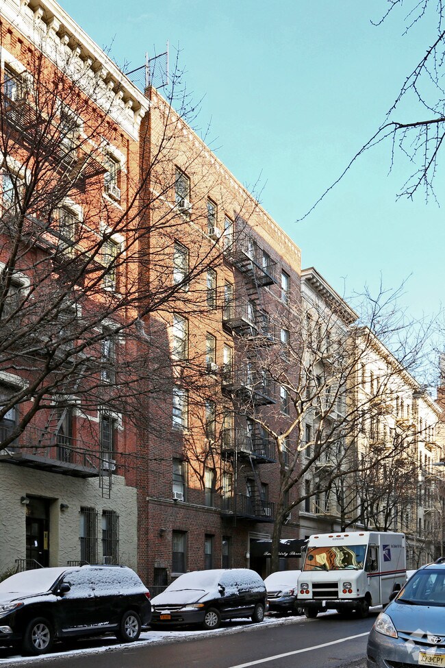 233 CON 21 ¡St - 233 W 21st St