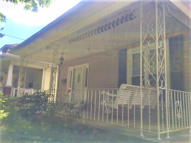 Building Photo - N. Ashland Ave Bungalow Home       251218