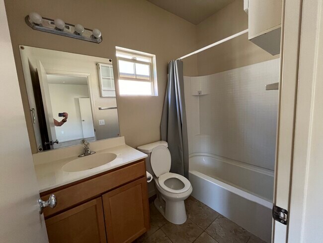 Building Photo - 2507 N Village Dr