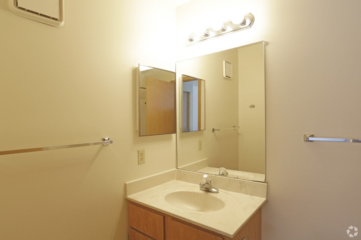 Briar Pond Apartments - Oakdale, MN, 55128 | Apartments.com