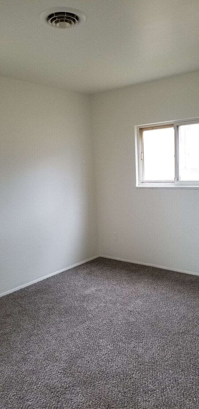 carpeted bedroom - 3022 Northgate Ave