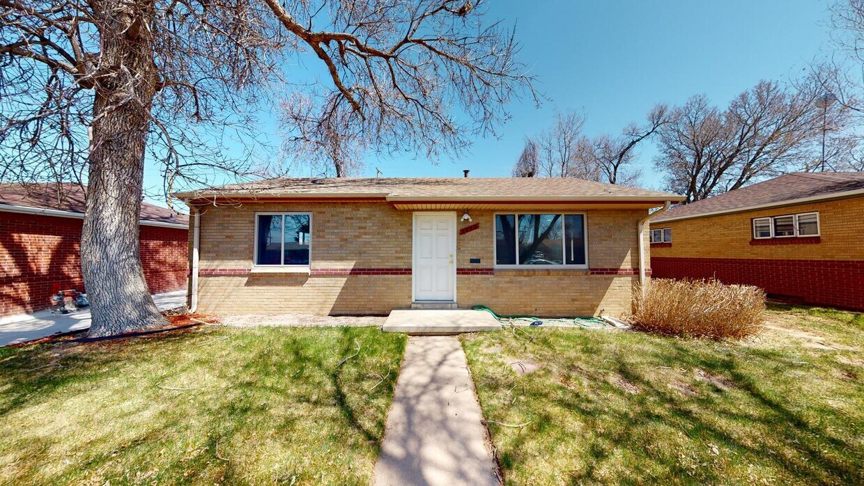 Primary Photo - Renovated Park Hill brick home with large ...