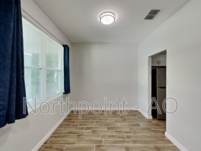 Foto del edificio - 814 W Miller St