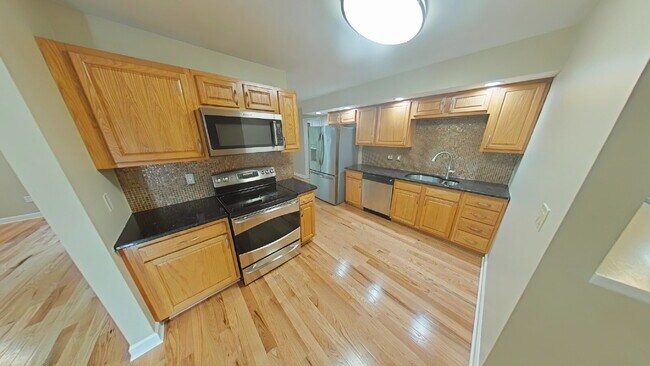 Foto del edificio - "Spacious 4-Bedroom Gem with 3 Full Baths ...