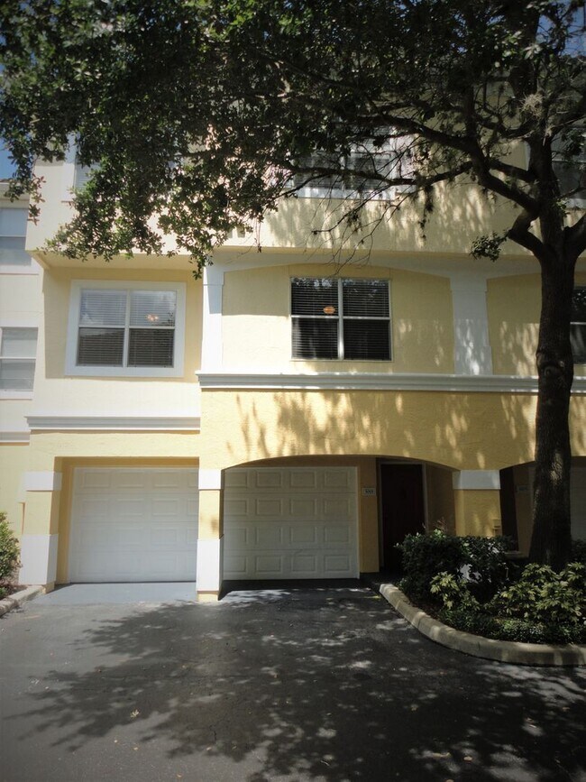 Foto del edificio - Spacious 2BR/2BA Visconti Townhome with 2-Car Garage, Den and Washer/Dryer!
