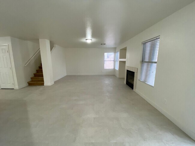 Building Photo - 4 Bed/2.5 Bath - Remodeled