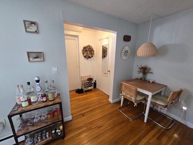 Foto del edificio - 1 Bed - Natural Lighting - In-Unit Laundry - Off-Street Parking