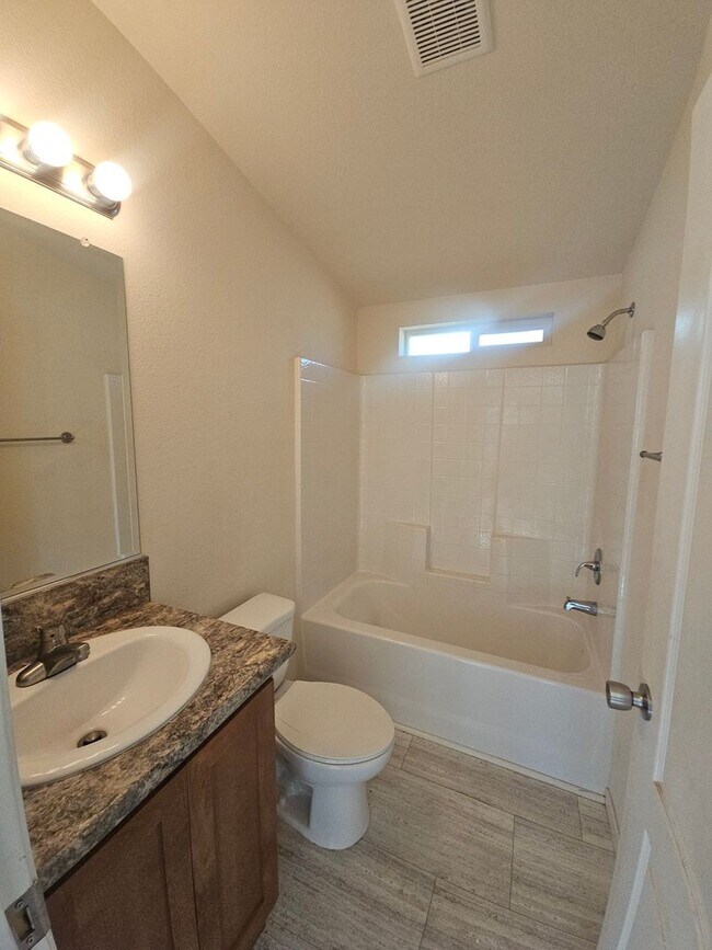 Foto del edificio - Newer 2 bedroom house on quiet street