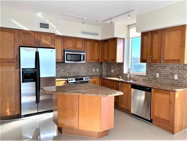 Foto del edificio - 1745 E Hallandale Beach Blvd
