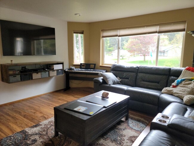 Foto del edificio - 3 Bedroom Home in Convenient Central Kitsa...