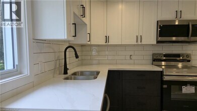Building Photo - 404 Forest Hill Dr