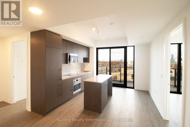 Building Photo - 799 The Queensway