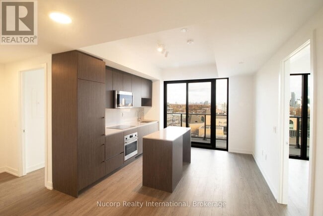 Photo du bâtiment - 799 The Queensway