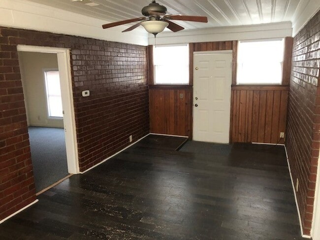 Building Photo - Duplex Living Close to Downtown Nashville