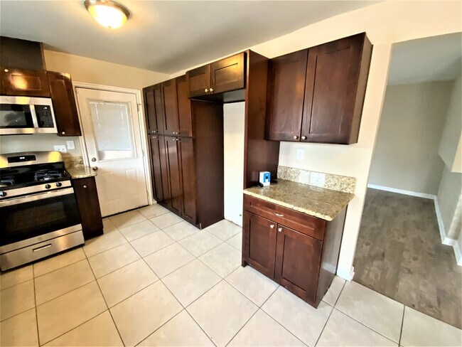 Building Photo - 553 E Kenbridge Dr