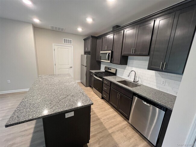 Building Photo - 214 Tower Ridge Cir