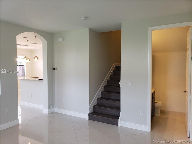 Foto del edificio - 12350 N Village Cir
