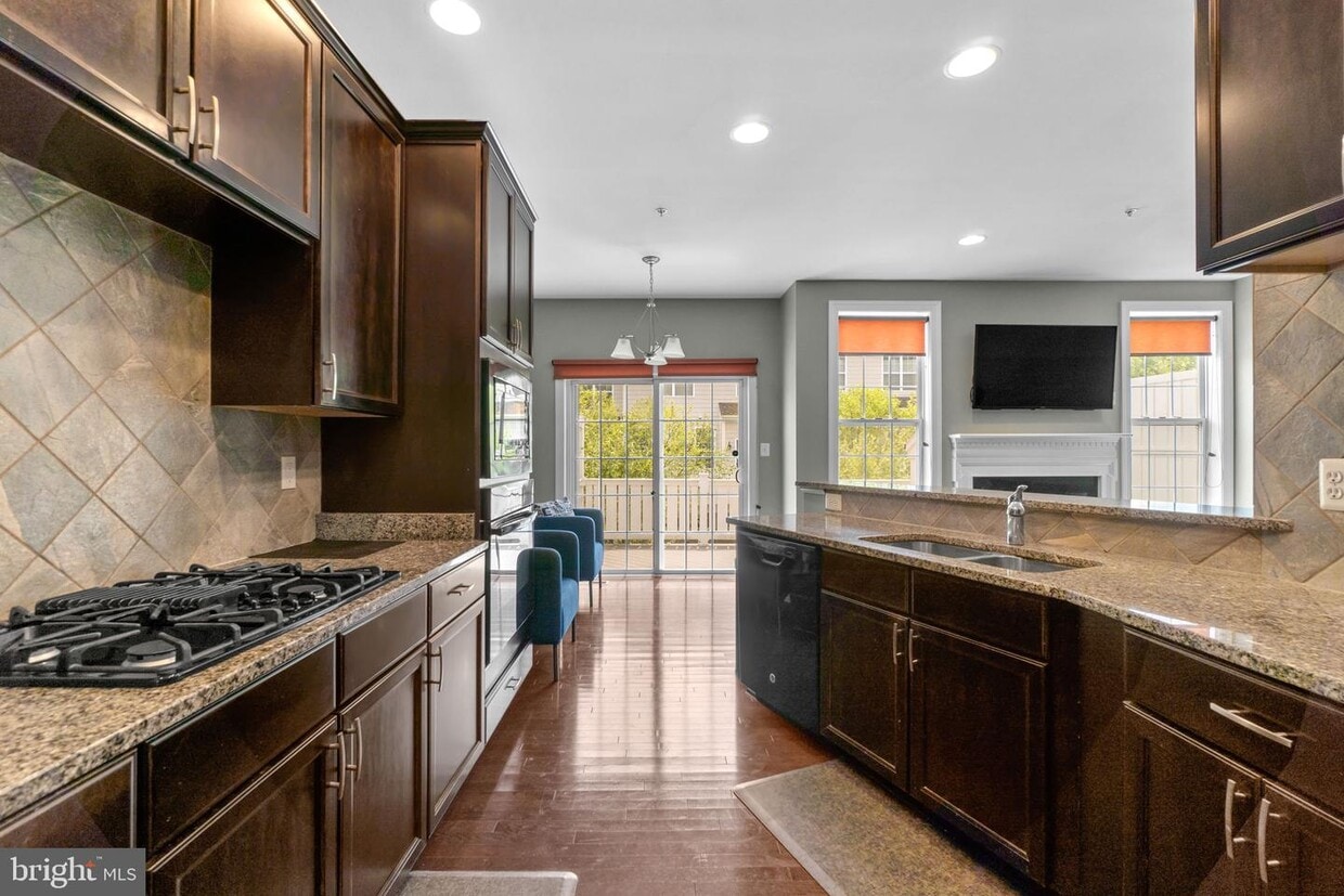 Foto principal - 7652 Elmcrest Rd