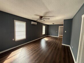 Building Photo - 4808 1/2 Ireland St