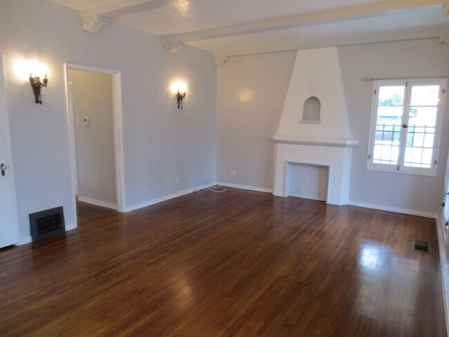 Building Photo - 626 N Windsor Blvd