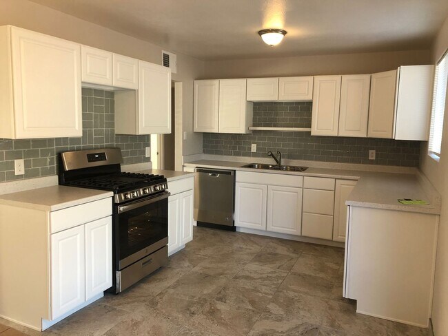 Building Photo - Adorable Home in Laverne Terrace!