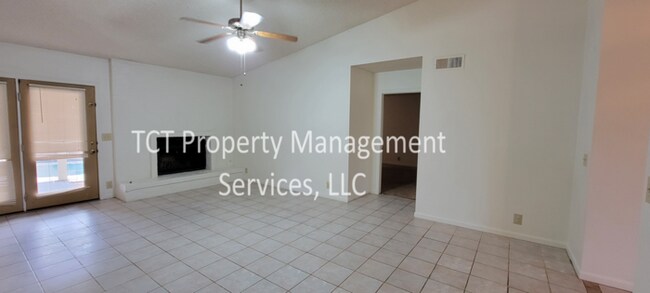 Foto del edificio - Spacious home with a pool! Great Location!
