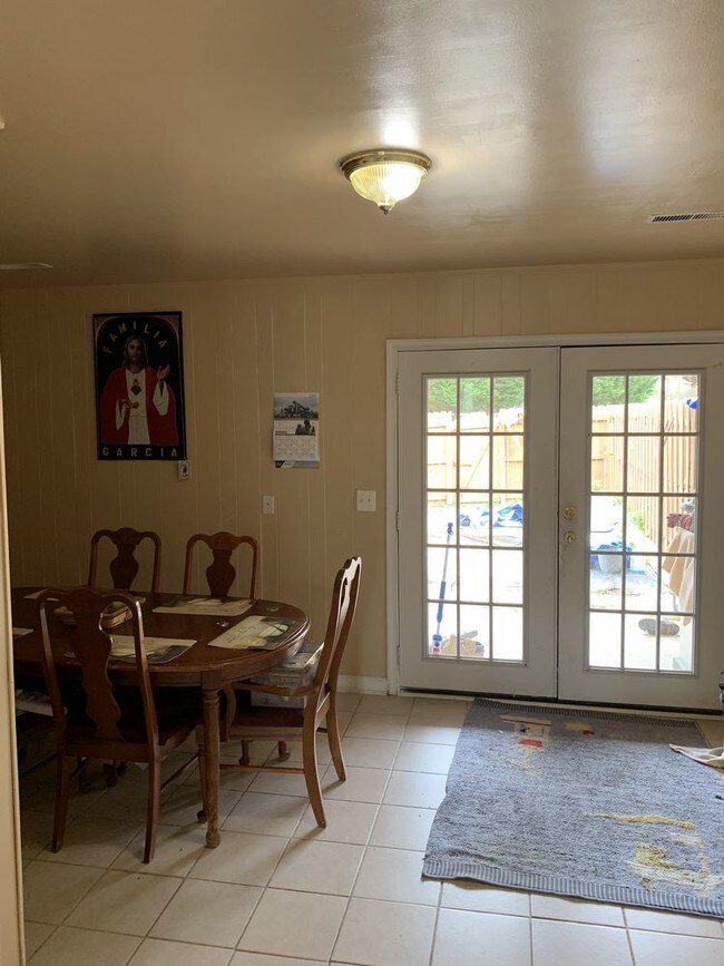 Building Photo - Charming Townhouse in Brookfield