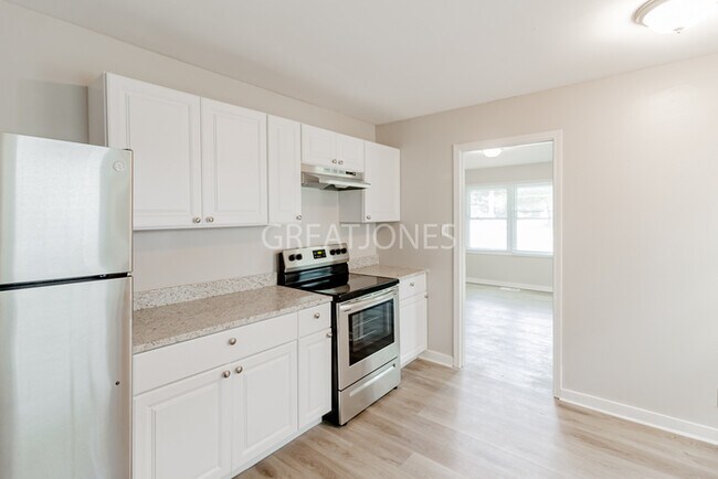 Building Photo - NOW OFFERING 1/2 MONTH FREE WITH A SIGNED ...