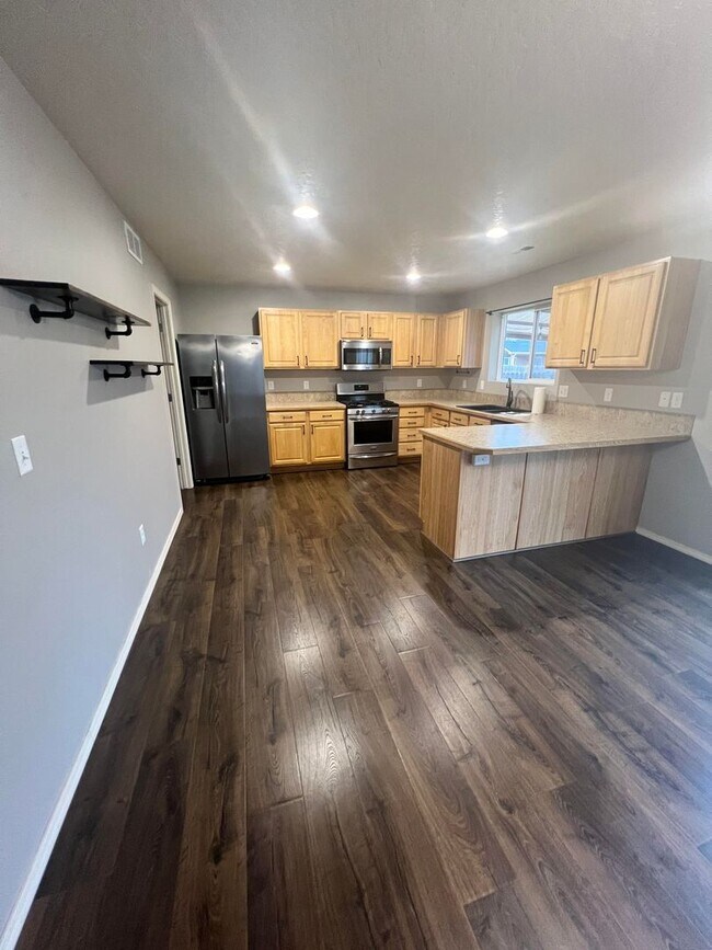 Foto del edificio - Exquisite 5-Bedroom, 2.5-Bathroom Home nea...