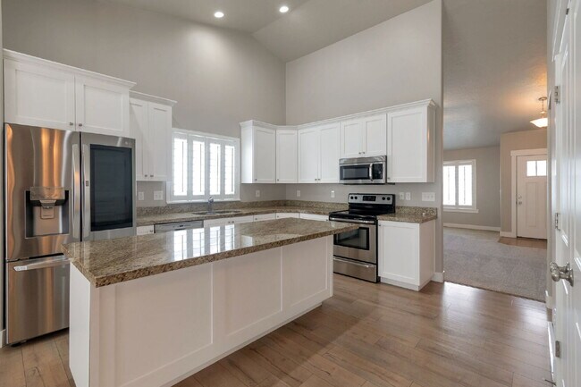 Foto del edificio - Available Now | American Fork, UT | 5 Bed | 3 Full Bath | Single-Family Home