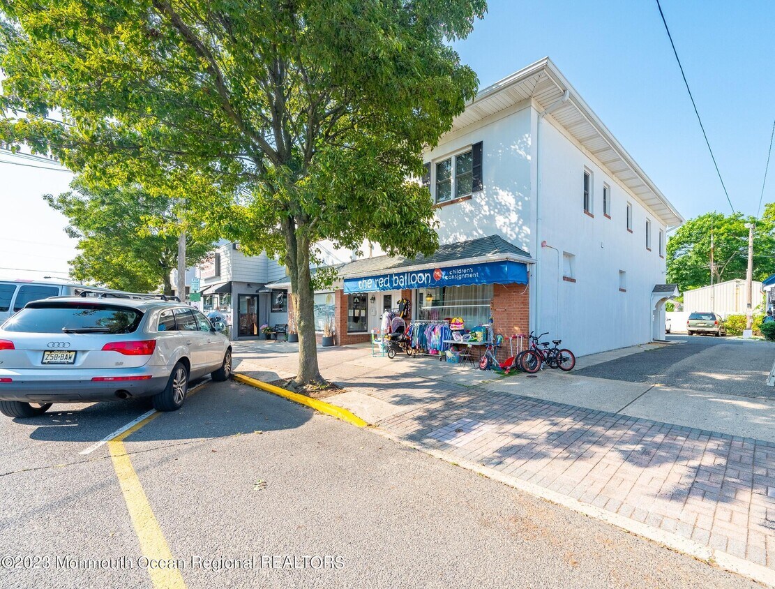 Primary Photo - 132 Main St