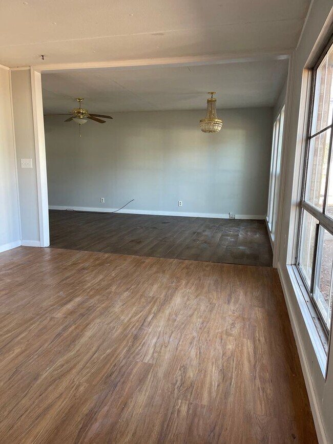 Building Photo - 3 BEDROOM 2 BATH located in Spring Valley ...