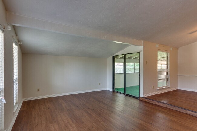 Foto del edificio - COMING SOON - FANTASTIC NORTH BEDFORD LOCATION