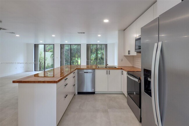 Building Photo - 3905 Adra Ave
