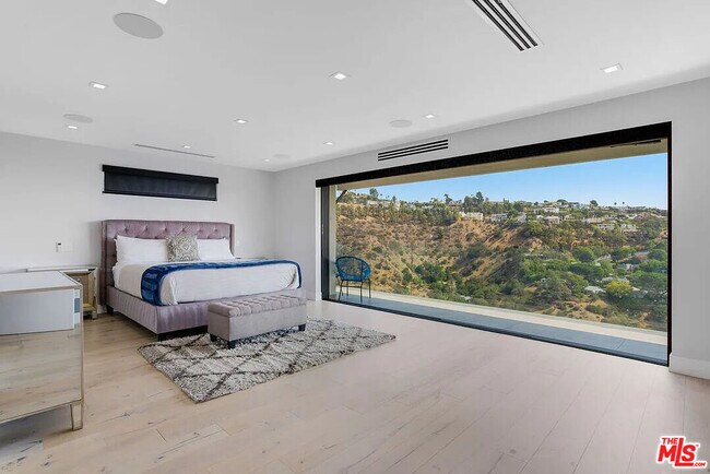 Foto del edificio - 8401 Wyndham Rd