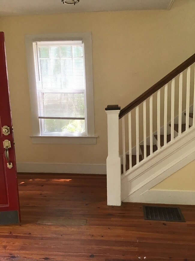 Entrance hallway - 827 Heidt St