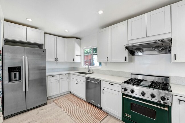 Building Photo - Charming Pasadena Duplex – Upstairs Unit