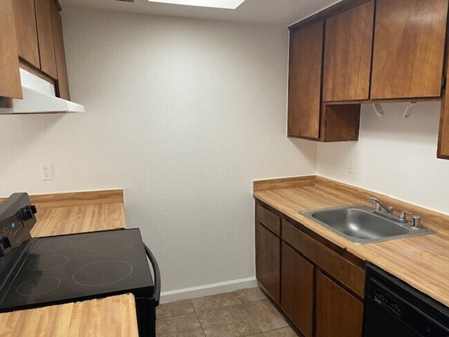 Building Photo - DUPLEX FOR RENT IN SACRAMENTO