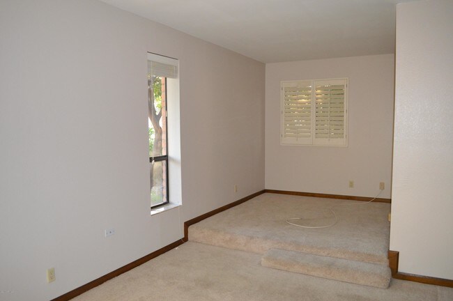 Building Photo - 801 E Waltann Ln