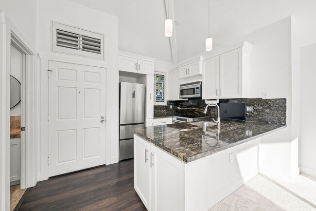 Building Photo - Coastal Corner Loft, Quiet, Bright & Stylish