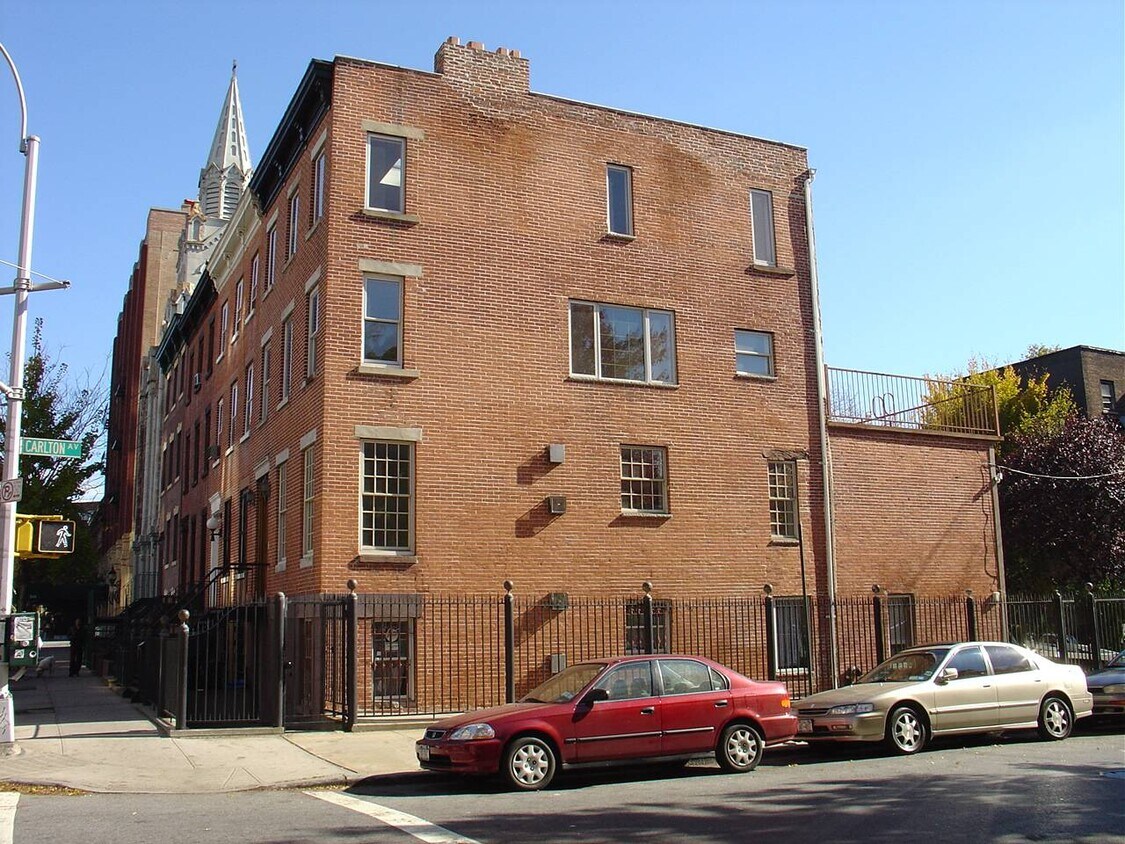 Primary Photo - 32 Greene Ave