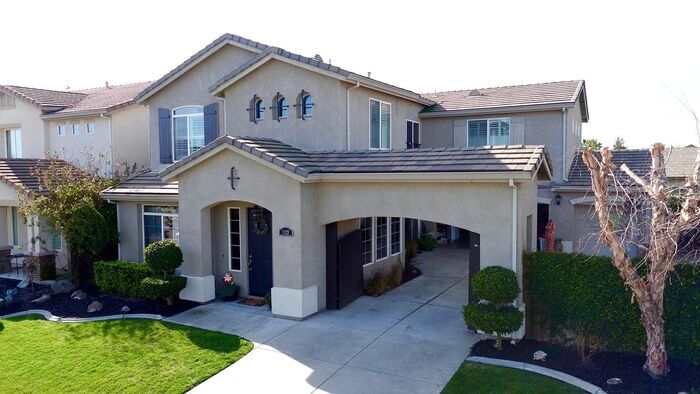 Foto principal - Spanos Park East Beautiful 4 bd 3 bath wit...