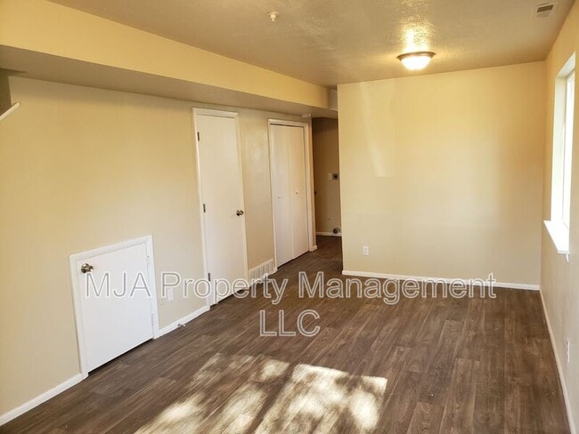 Building Photo - 966 W Center St