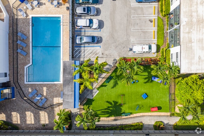 Pool & Dog Park - Aciano Hialeah