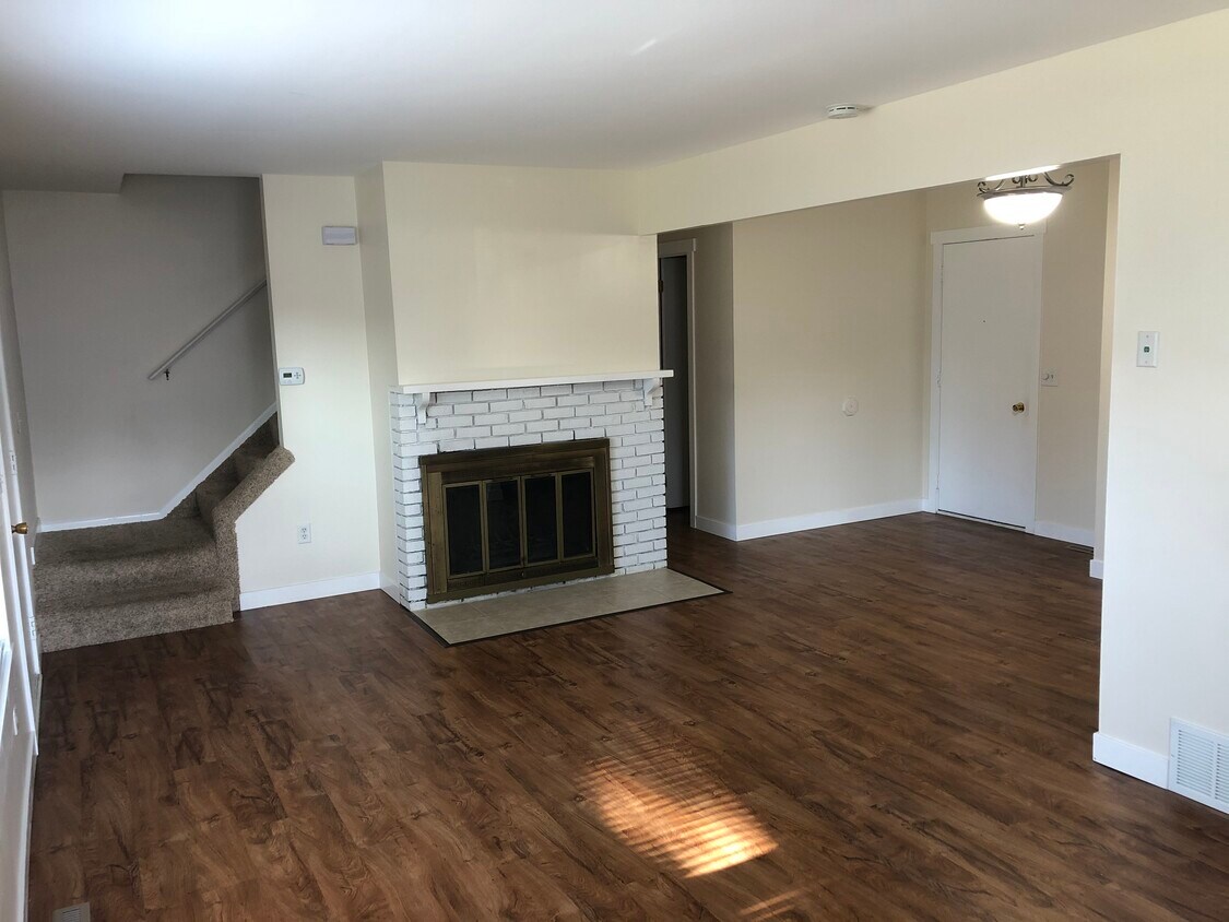 Family Room - 605 Schuring Rd