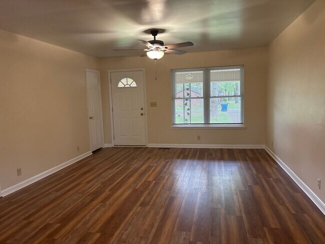 Building Photo - Ranch Style 3 Bedroom, 2 Bath Home
